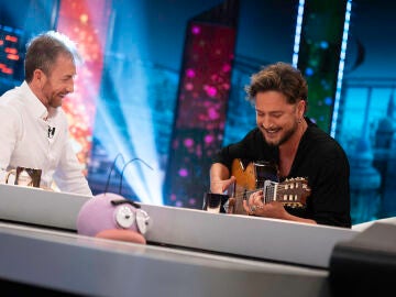 Manuel Carrasco canta en directo y hace un homenaje a su Huelva natal