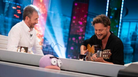 Manuel Carrasco canta en directo y hace un homenaje a su Huelva natal