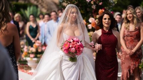 Sydney Sweeney y Alanna Ubach como Cassie y su madre en la boda con Nate en Euphoria