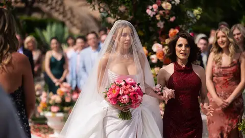 Sydney Sweeney y Alanna Ubach como Cassie y su madre en la boda con Nate en Euphoria Sydney Sweeney y Alanna Ubach como Cassie y su madre en la boda con Nate en Euphoria
