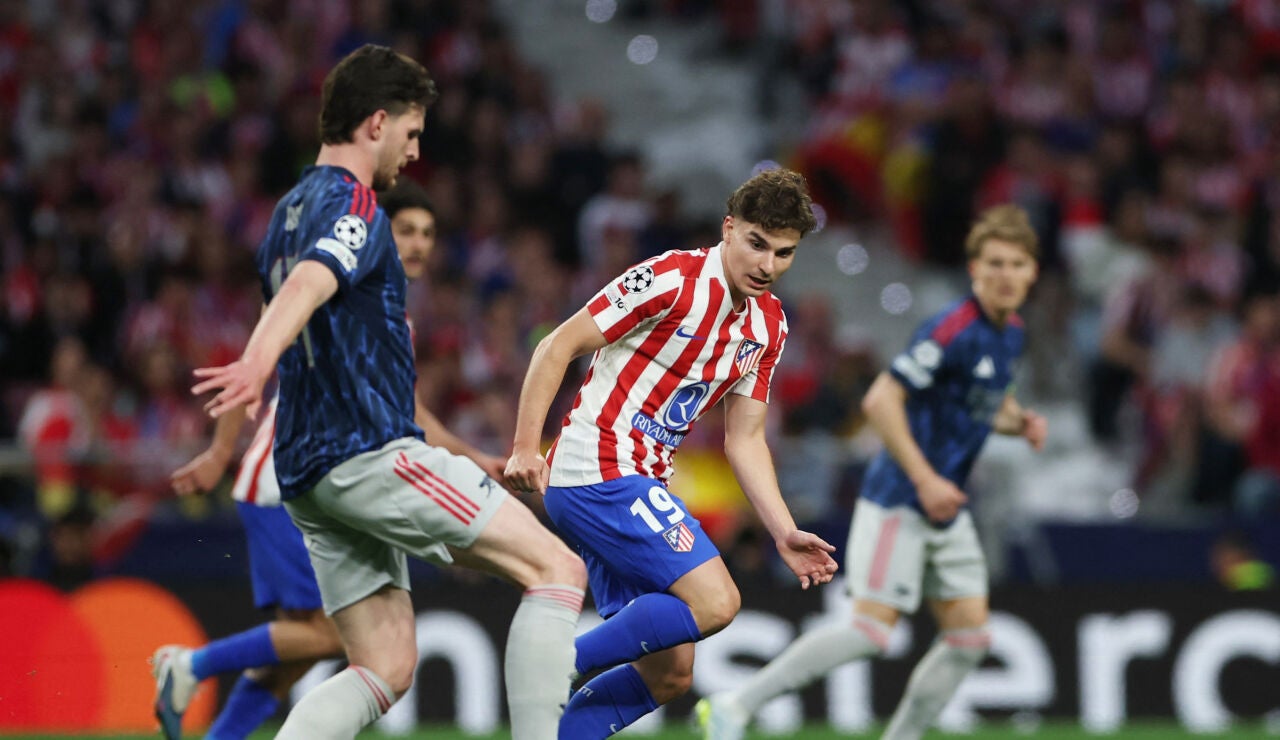 Declan Rice y Juli&aacute;n &Aacute;lvarez, cara a cara