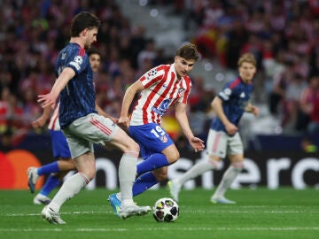 Declan Rice y Juli&aacute;n &Aacute;lvarez, cara a cara