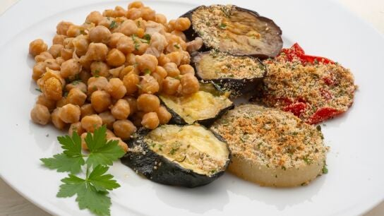 Karlos Argui&ntilde;ano, sobre la receta de gratinado de garbanzos con hortalizas: "Esto es un plato se&ntilde;orial"