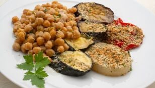 Karlos Argui&ntilde;ano, sobre la receta de gratinado de garbanzos con hortalizas: "Esto es un plato se&ntilde;orial"