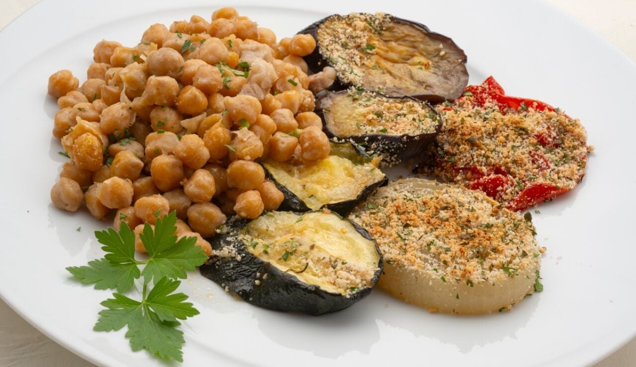 Karlos Argui&ntilde;ano, sobre la receta de gratinado de garbanzos con hortalizas: "Esto es un plato se&ntilde;orial"