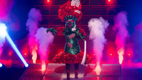 El arte de Clavel rompe todos los esquemas con una fuerza vocal imponente El arte de Clavel rompe todos los esquemas con una fuerza vocal imponente