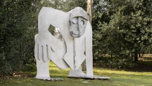 Pieza del brit&aacute;nico Thomas Houseago en los jardines de Banca March.