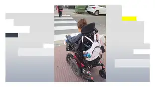 Roban la silla de ruedas a una niña de 9 años Roban la silla de ruedas a una niña de 9 años