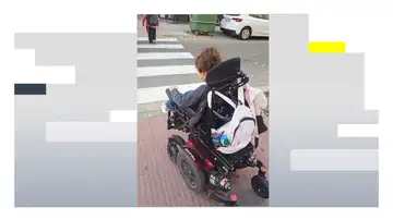 Roban la silla de ruedas a una niña de 9 años Roban la silla de ruedas a una niña de 9 años