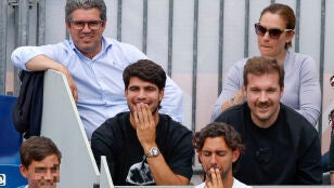 Carlos Alcaraz sonr&iacute;e en el partido de su hermano Jaime en Madrid