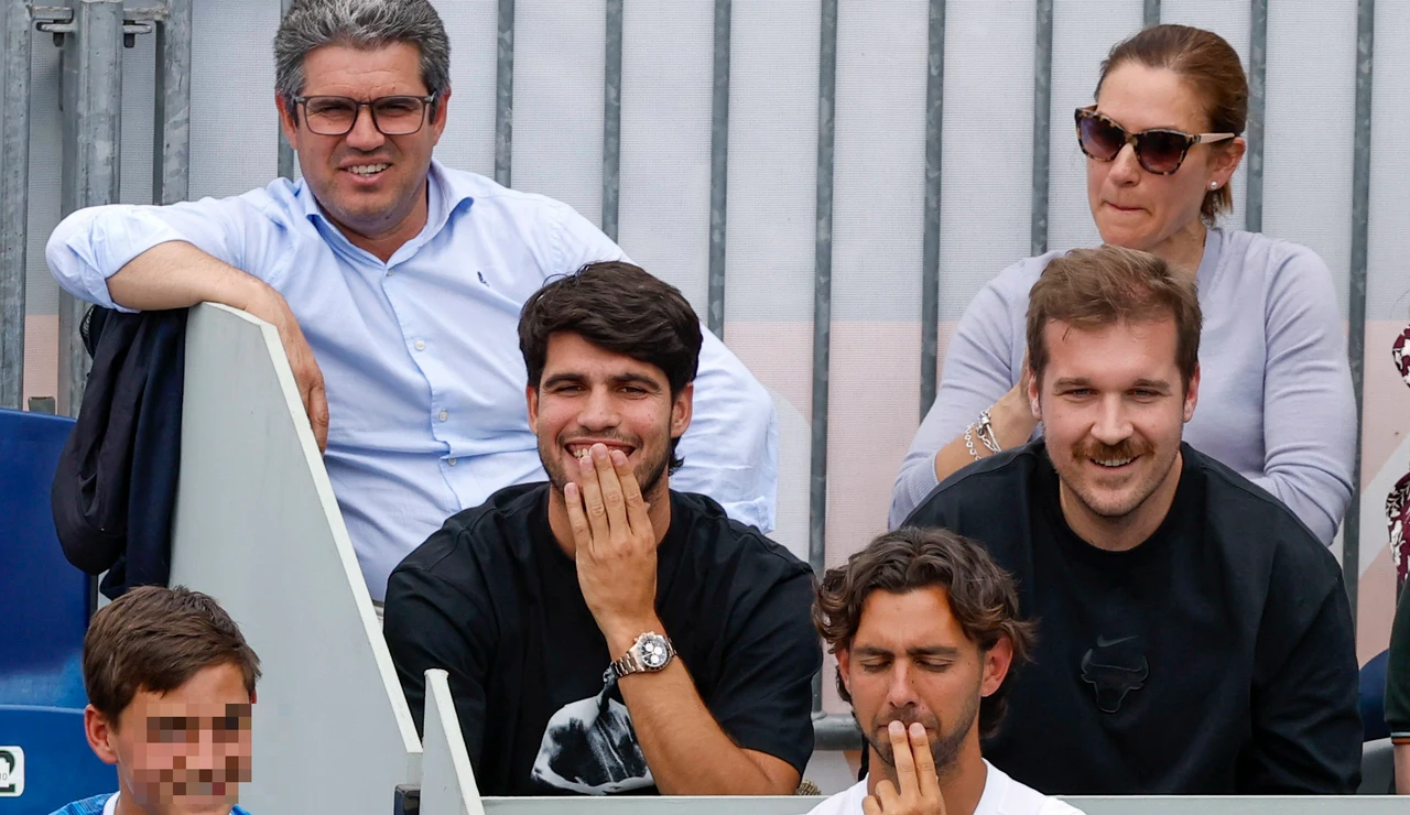 Carlos Alcaraz sonríe en el partido de su hermano Jaime en Madrid