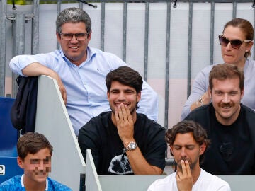Carlos Alcaraz sonr&iacute;e en el partido de su hermano Jaime en Madrid