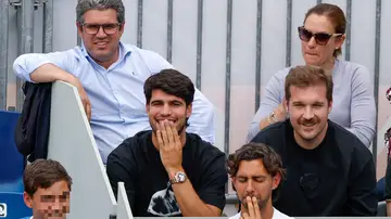 Carlos Alcaraz sonríe en el partido de su hermano Jaime en Madrid Carlos Alcaraz sonríe en el partido de su hermano Jaime en Madrid