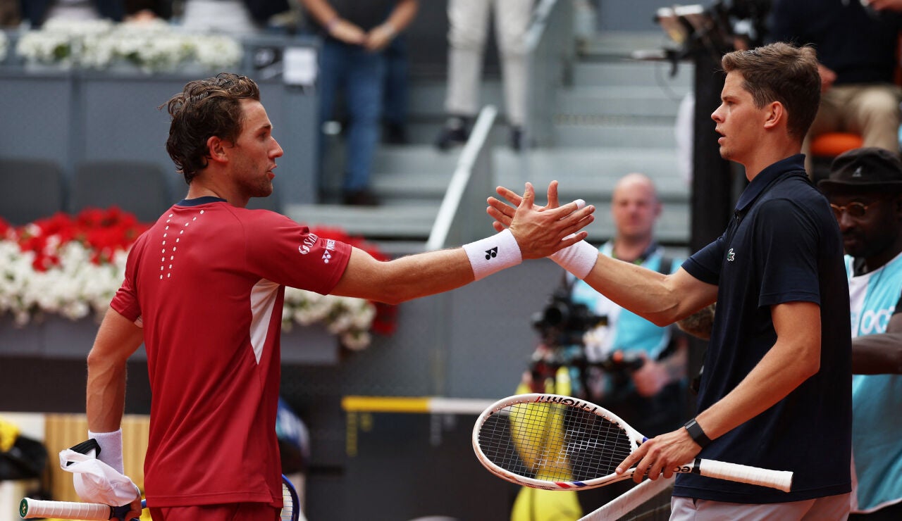 Alexander Blockx y Casper Ruud se saludan en la red de la Manolo Santana