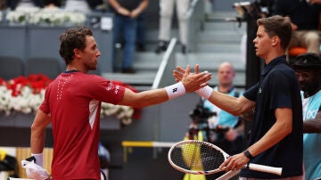 Alexander Blockx y Casper Ruud se saludan en la red de la Manolo Santana