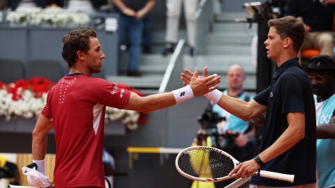 Alexander Blockx y Casper Ruud se saludan en la red de la Manolo Santana