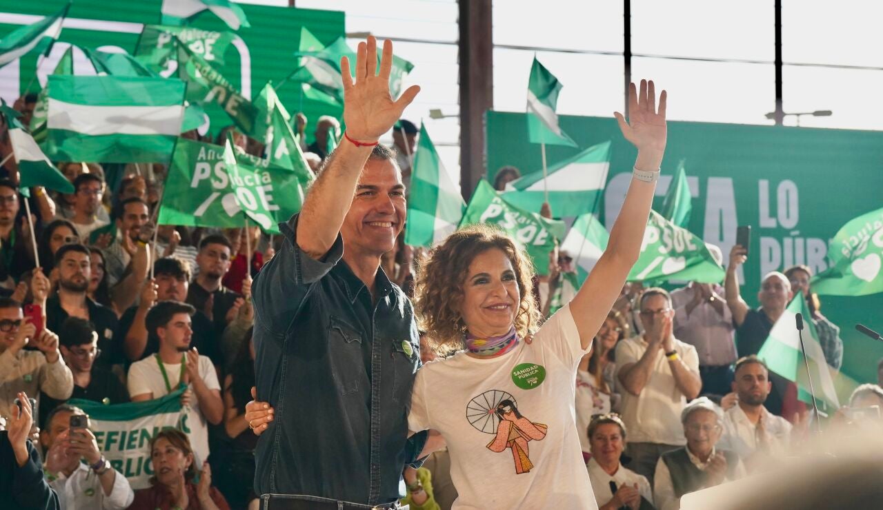 Pedro S&aacute;nchez y Mar&iacute;a Jes&uacute;s Montero en el primer d&iacute;a de campa&ntilde;a de las elecciones de Andaluc&iacute;a
