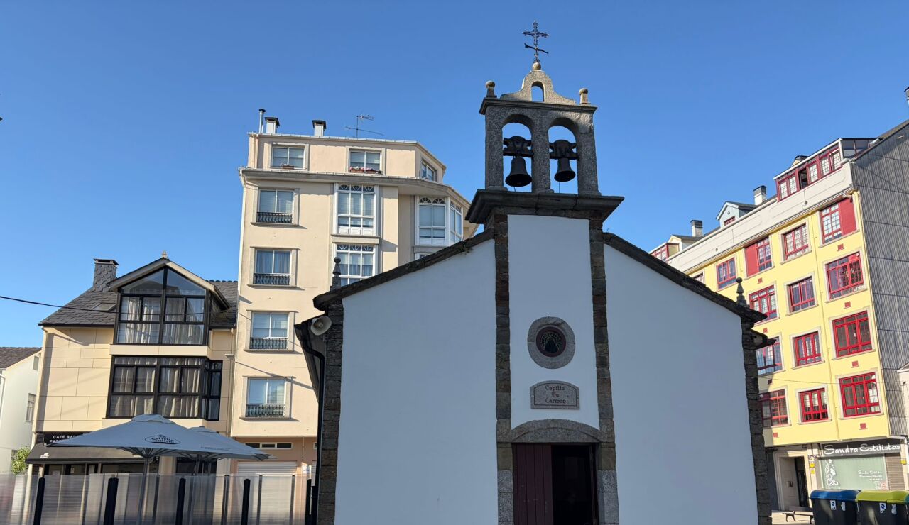 La instalaci&oacute;n de la terraza de un bar en el atrio de una capilla