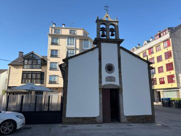 La instalación de la terraza de un bar en el atrio de una capilla La instalación de la terraza de un bar en el atrio de una capilla