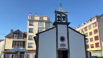 La instalación de la terraza de un bar en el atrio de una capilla La instalación de la terraza de un bar en el atrio de una capilla