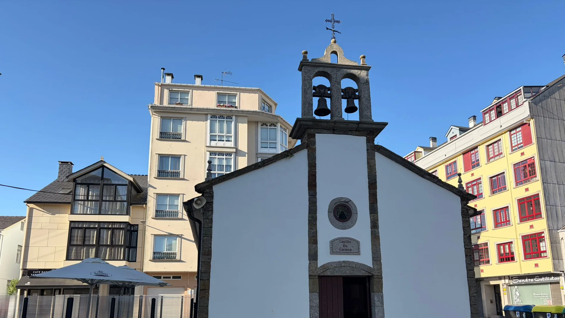 La instalación de la terraza de un bar en el atrio de una capilla La instalación de la terraza de un bar en el atrio de una capilla