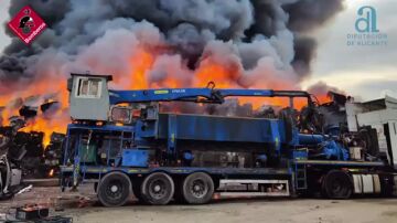 Incendio en un desg&uuml;ace en Alicante