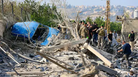 Líbano.- El Ejército de Israel anuncia la muerte de cinco supuestos miembros de Hezbolá en bombardeos en Líbano (Foto de ARCHIVO) ABBASSIYEH, Nov. 6, 2025 -- This photo taken on Nov. 6, 2025 shows Lebanese people and soldiers inspecting the site of an Israeli airstrike in the town of Abbassiyeh, Lebanon. One person was killed, and three others injured on Thursday in an Israeli airstrike in southern Lebanon, the National News Agency (NNA) reported. According to the NNA, Israel carried out an air raid on the area between the Toura and the town of Abbassiyeh, in the Tyre district. Europa Press/Conta...