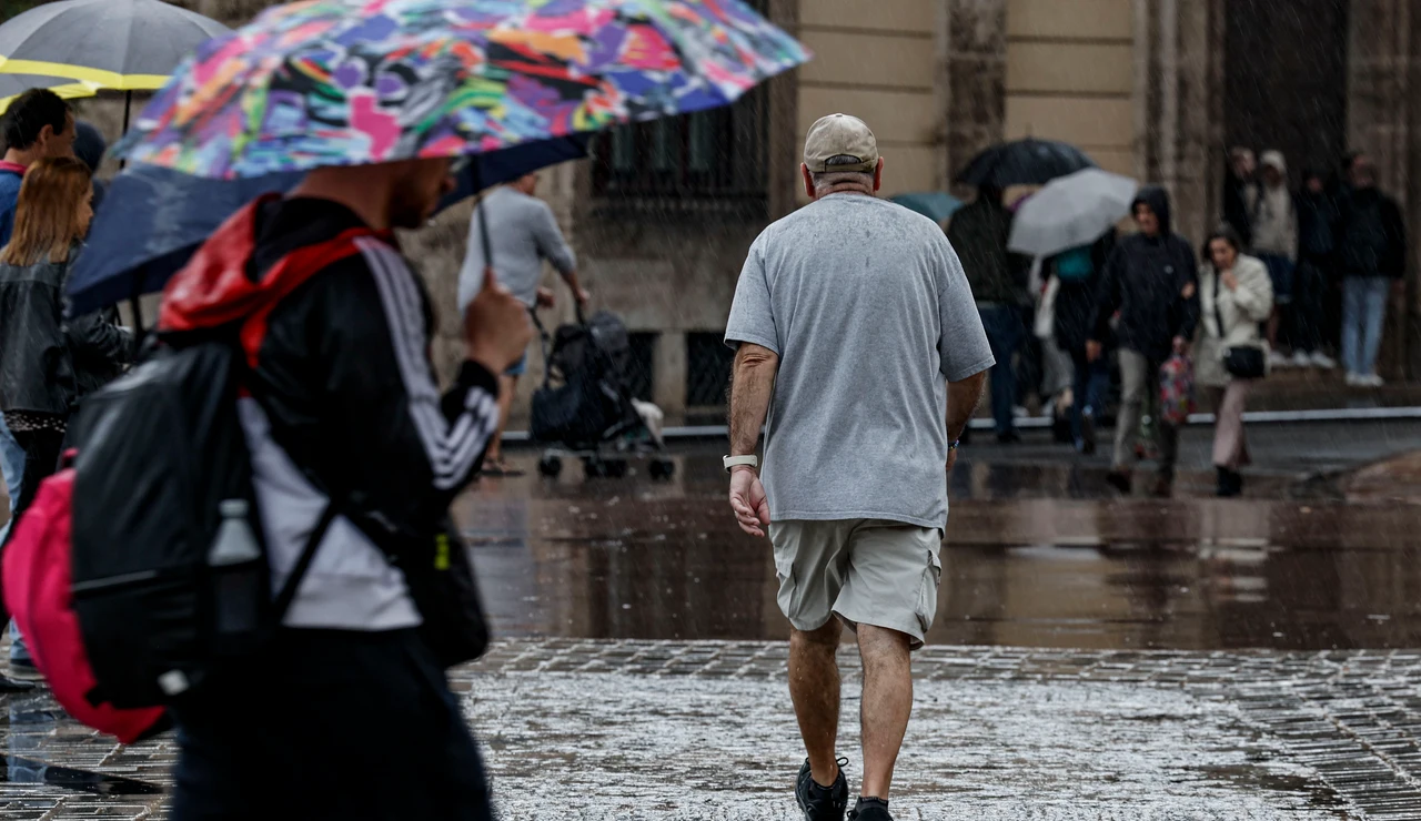 El puente de mayo comienza con lluvias en el este y temperaturas propias de la época