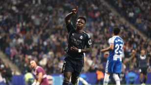 Vinicius celebra uno de sus dos goles ante el Espanyol