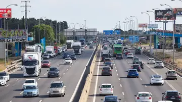 Decenas de vehículos durante la operación salida del puente de mayo Decenas de vehículos durante la operación salida del puente de mayo