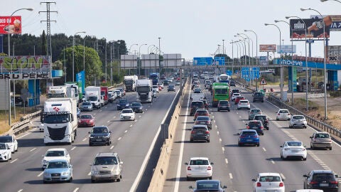 Decenas de veh&iacute;culos durante la operaci&oacute;n salida del puente de mayo