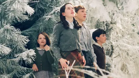 Escena de Las crónicas de Narnia: El león, la bruja y el armario Escena de Las crónicas de Narnia: El león, la bruja y el armario