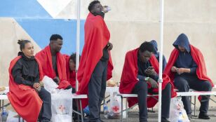Salvamento Mar&iacute;timo ha rescatado a 40 personas que navegaban a bordo de una neum&aacute;tica al sur de Fuerteventura