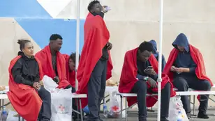 Salvamento Marítimo ha rescatado a 40 personas que navegaban a bordo de una neumática al sur de Fuerteventura