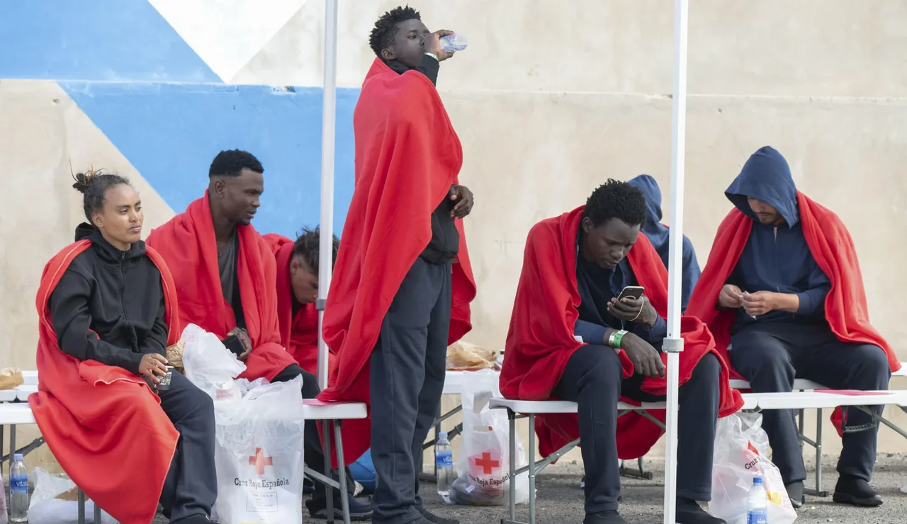Salvamento Marítimo ha rescatado a 40 personas que navegaban a bordo de una neumática al sur de Fuerteventura