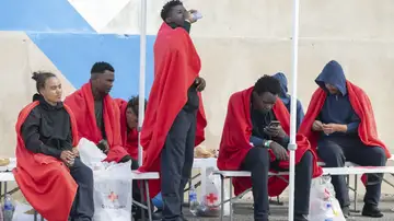 Salvamento Marítimo ha rescatado a 40 personas que navegaban a bordo de una neumática al sur de Fuerteventura Salvamento Marítimo ha rescatado a 40 personas que navegaban a bordo de una neumática al sur de Fuerteventura