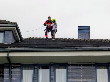 Rescate ni&ntilde;a tejado