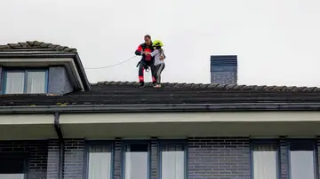 Rescate niña tejado Rescate niña tejado