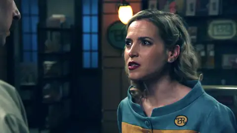 ¡Terror en la tienda! Valentina se arma de valor y se enfrenta a Rodrigo para salvar a Cloe ¡Terror en la tienda! Valentina se arma de valor y se enfrenta a Rodrigo para salvar a Cloe