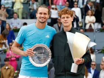 Zverev y Sinner tras la final en la Caja M&aacute;gica