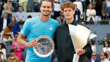 Zverev y Sinner tras la final en la Caja M&aacute;gica