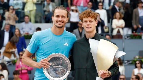Zverev y Sinner tras la final en la Caja M&aacute;gica