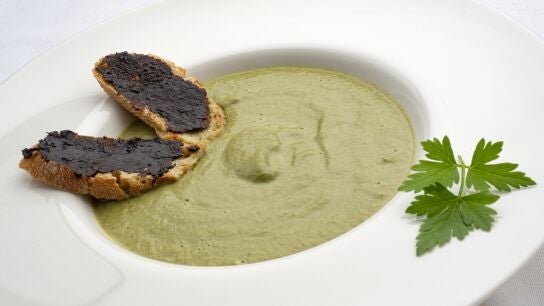 Crema de verdura con tostadas de ajo negro