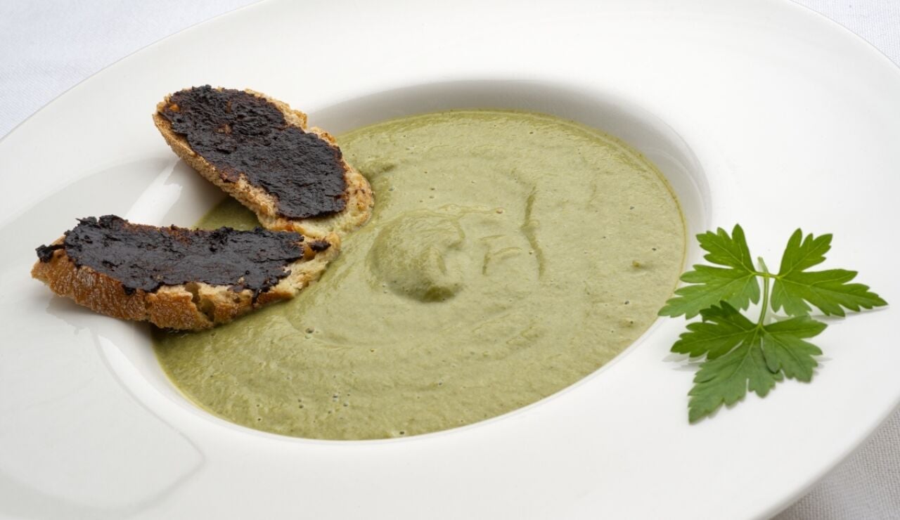 Crema de verdura con tostadas de ajo negro