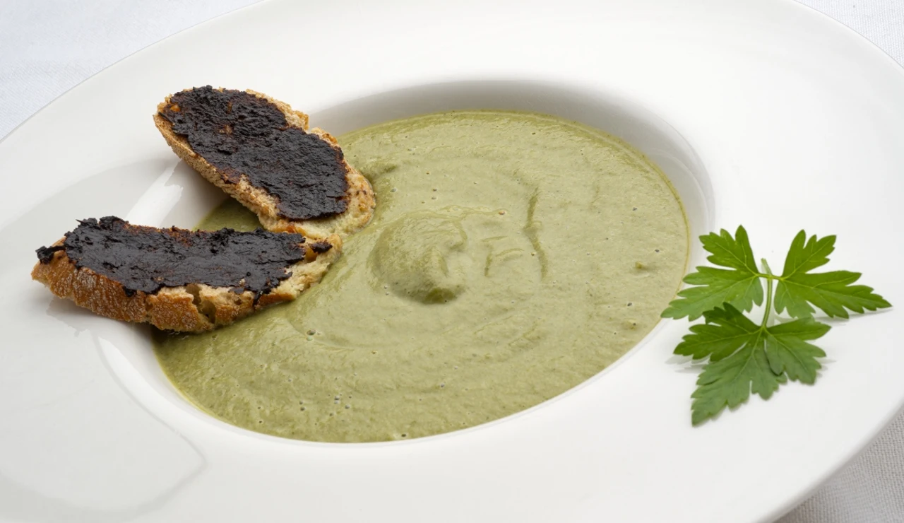 Crema de verdura con tostadas de ajo negro