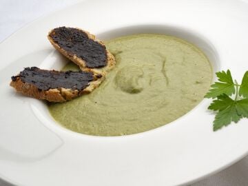 Crema de verdura con tostadas de ajo negro