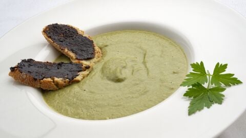 Crema de verdura con tostadas de ajo negro