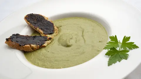 Crema de verdura con tostadas de ajo negro Crema de verdura con tostadas de ajo negro