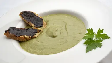 Crema ligera de verdura con tostadas de ajo negro, de Karlos Arguiñano Crema ligera de verdura con tostadas de ajo negro, de Karlos Arguiñano