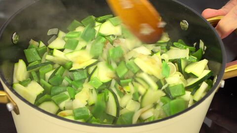 Sazona y rehoga las verduras a fuego medio durante 5 minutos